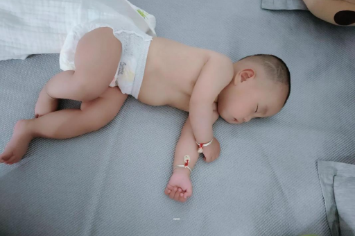 黔东几个月宝宝可以竖抱